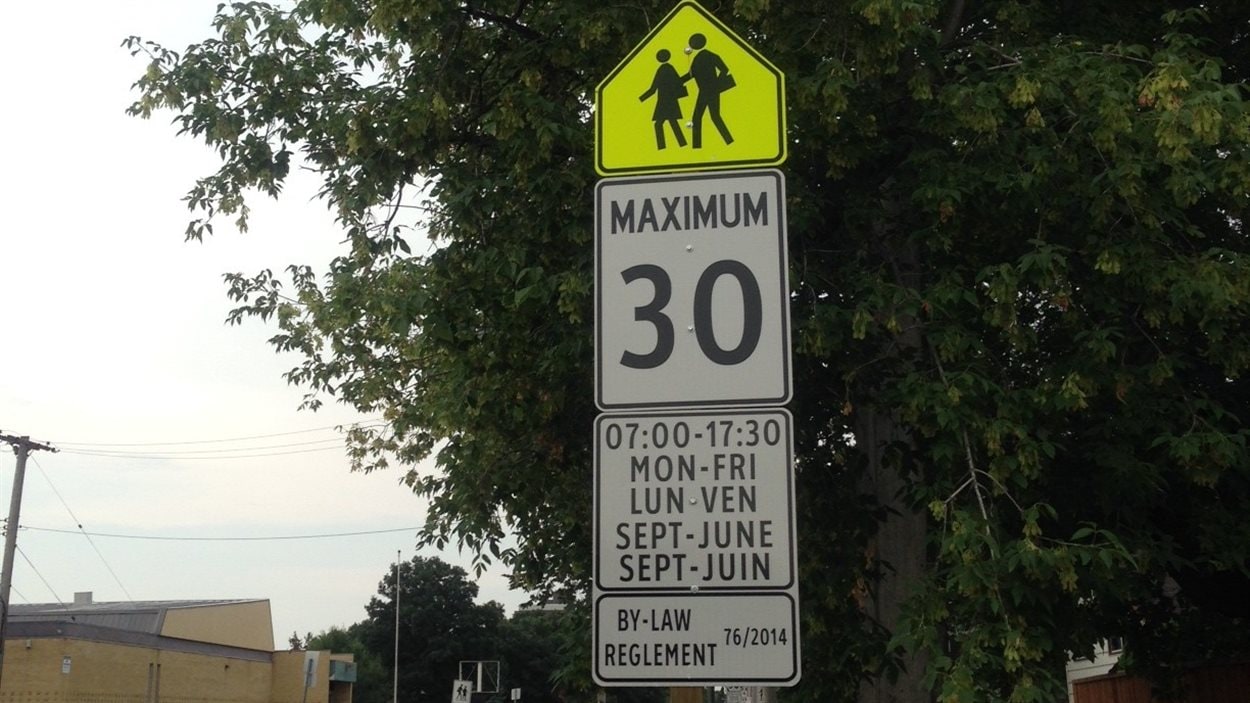 Panneau de vitesse réduite dans une zone scolaire de Winnipeg