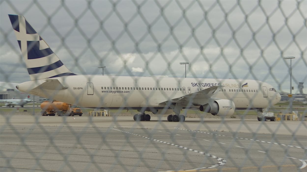 L'unique avion de la compagnie SkyGreece à l'aéroport Pearson de Toronto.