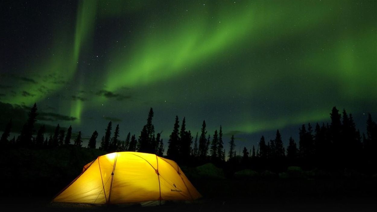aurores boréales au-dessus d'une tente du voyagiste yukonnais Terre boréale