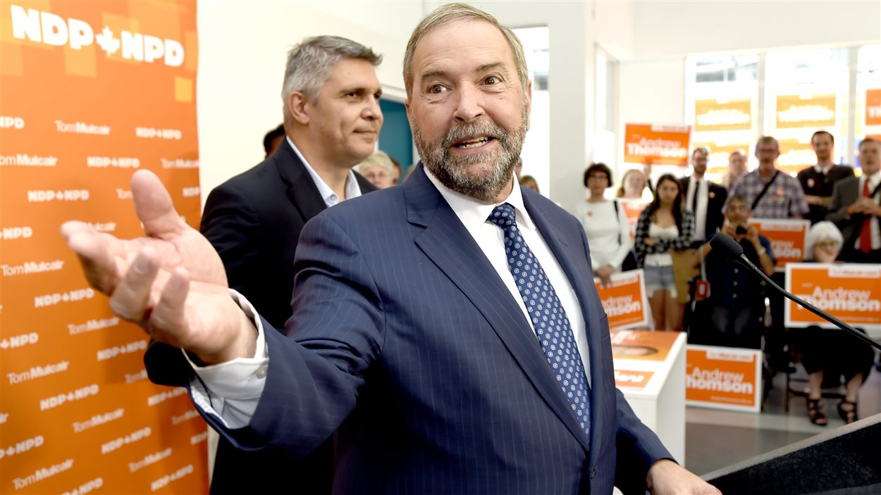 Le chef néo-démocrate, Thomas Mulcair, en compagnie de son candidat Andrew Thomson, jeudi matin, dans la circonscription d'Eglington-Lawrence.
