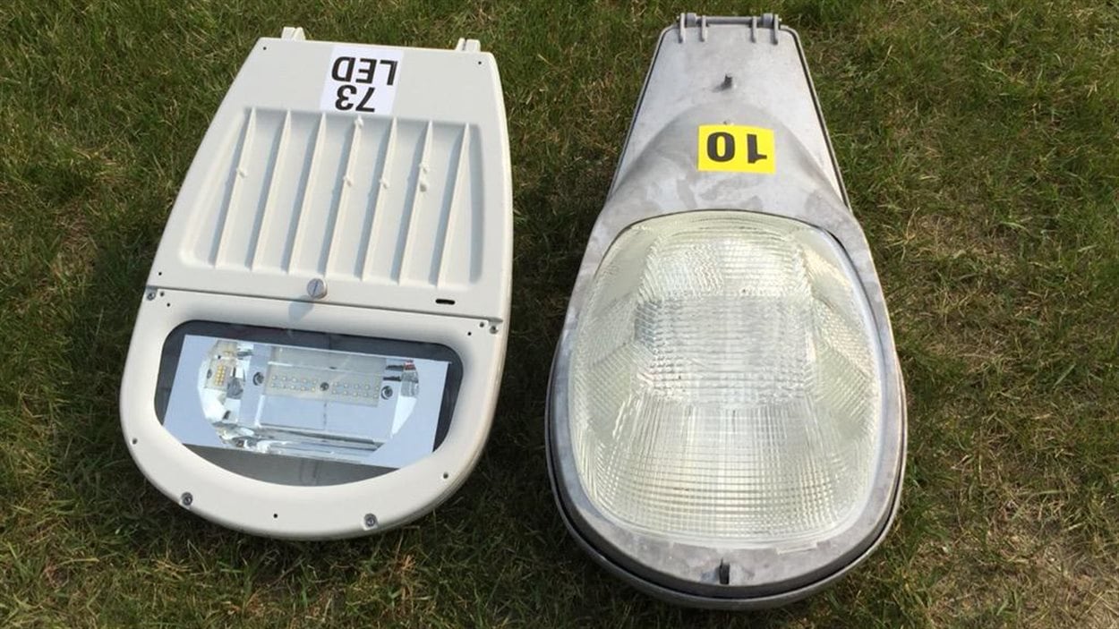 Une lampe DEL (à gauche) et une lampe à vapeur de sodium.