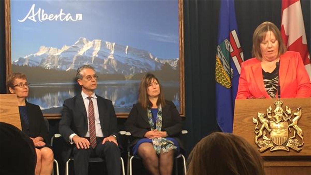La ministre de l'Énergie Marg McCuaig-Boyd et trois membres du groupe de travail sur les redevances énergétiques (de gauche à droite) : Annette Trimbee, Peter Tertzakian et Leona Hanson.