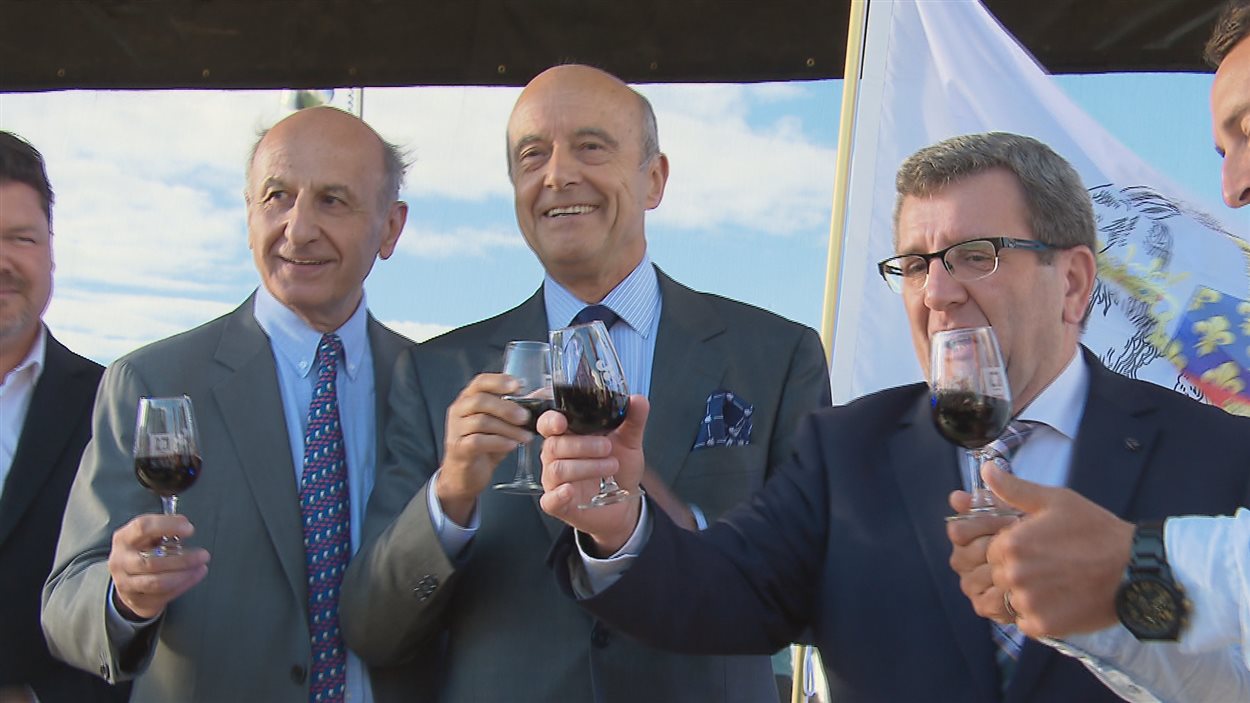 Le maire de Bordeaux Alain Juppé (au centre) et le maire Labeaume ont inauguré l'événement jeudi après-midi.