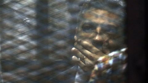 Mohamed Fahmy, dans le box des accusés, entend le verdict du tribunal du Caire, le 29 août.