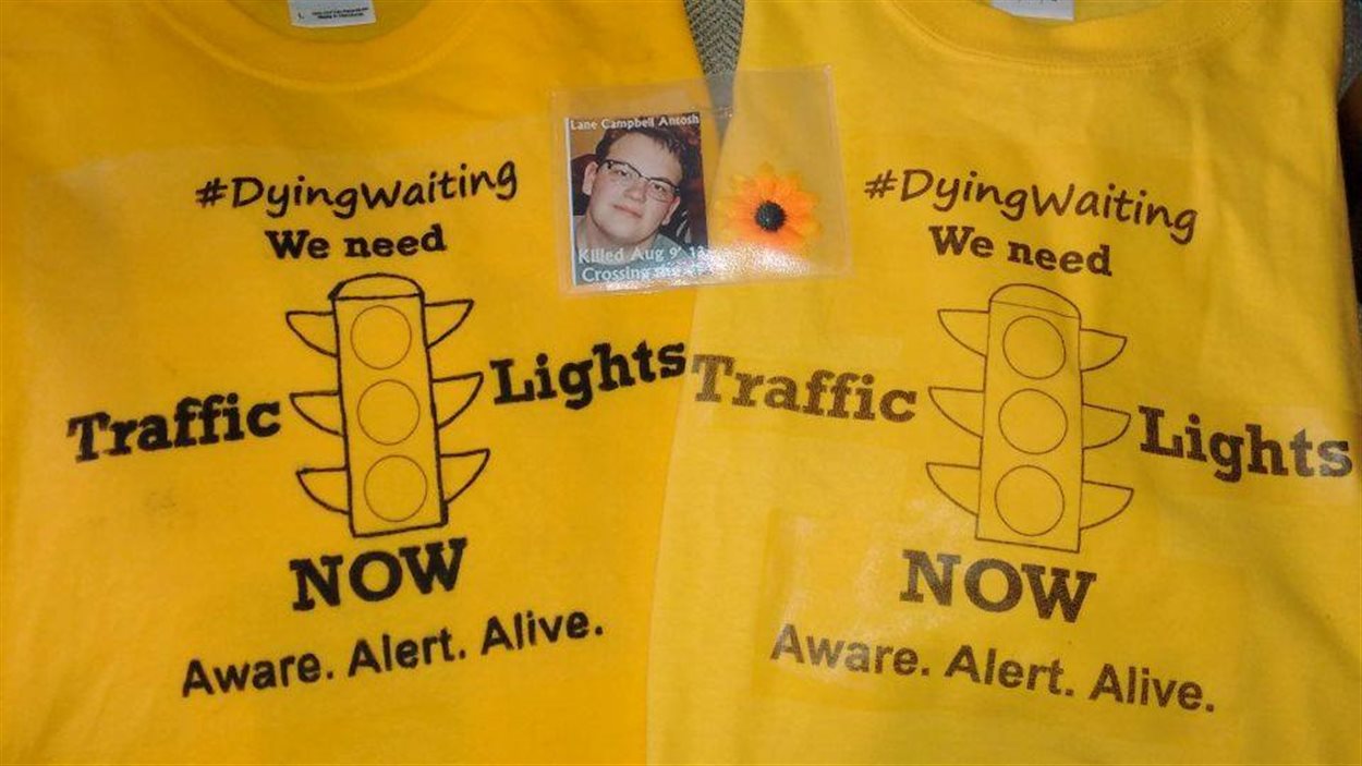 Des participants à la veillée aux chandelles ont porté ces chandails en mémoire de Lane Cambpell Antosh et d'autres victimes d'accidents de la route sur la portion est de l'autoroute 1.