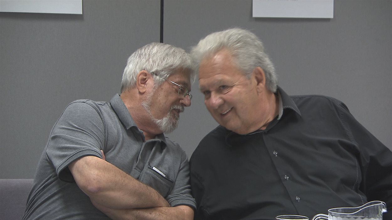 Guy Julien et Yvon Picotte discutent
