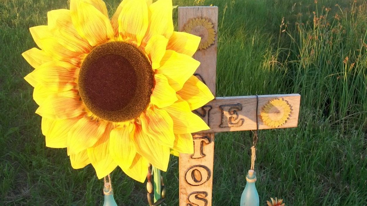 Une croix indique l'endroit où Lane Campbell Antosh a perdu la vie après un accident de voiture le 9 août 2013.