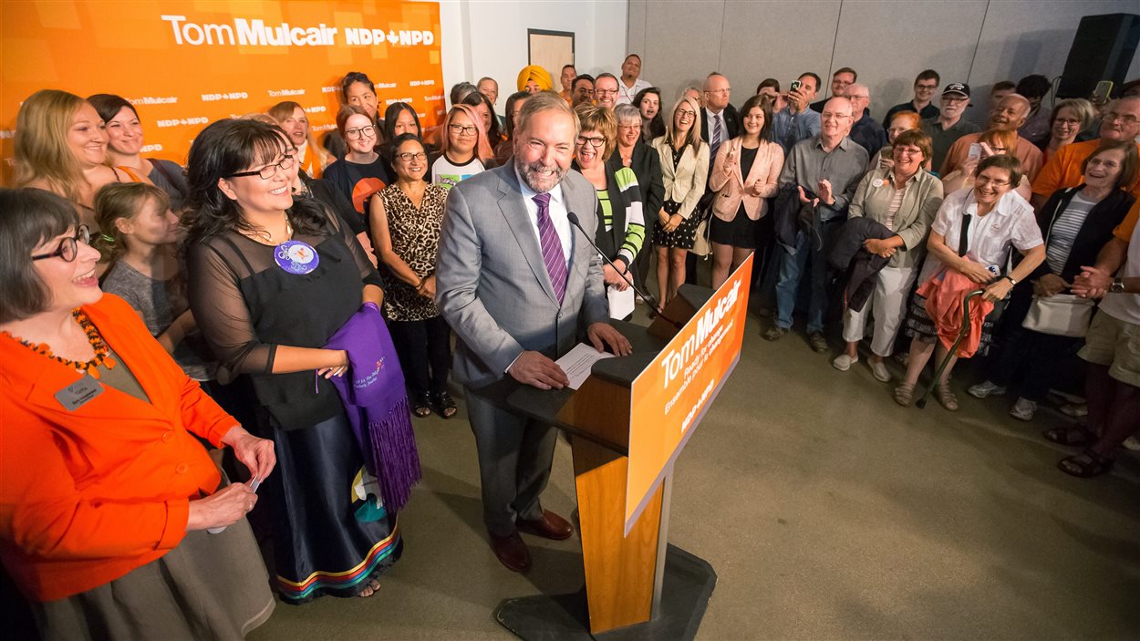 Le chef néo-démocrate, Thomas Mulcair, en conférence de presse, lundi, à Saskatoon.