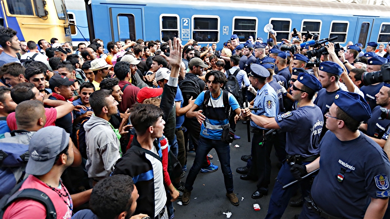Des migrants confrontent les policiers hongrois à la gare de Budapest