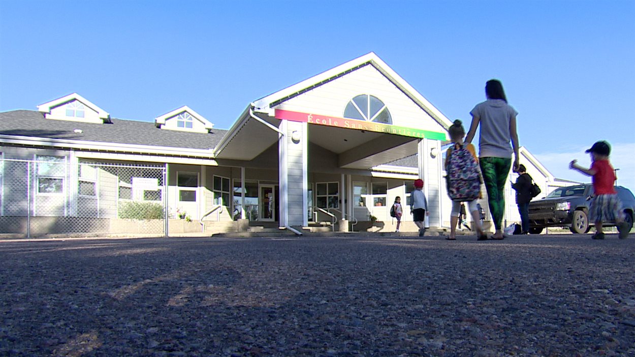 Les élèves de l’Alberta et de la Saskatchewan font leur entrée à l’école francophone Sans-Frontières, à Lloydminster.