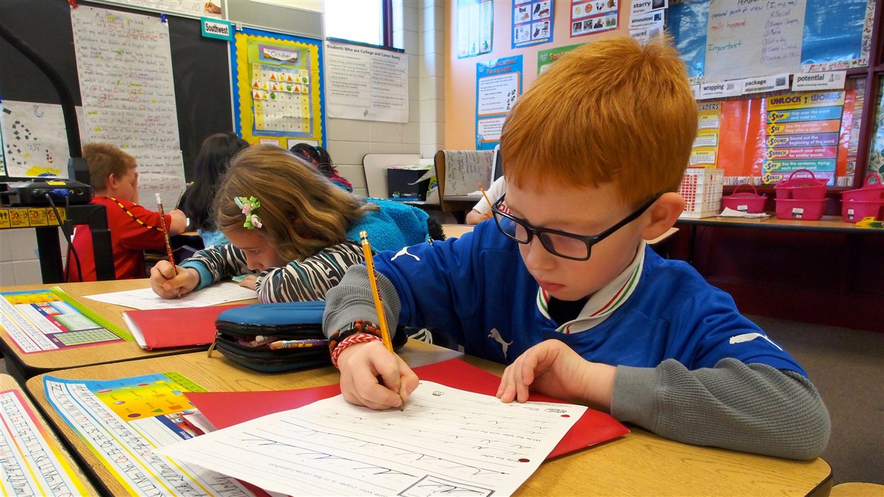 Des enfants dans une classe d'école