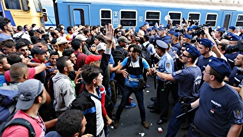 Des migrants confrontent les policiers hongrois à la gare de Budapest