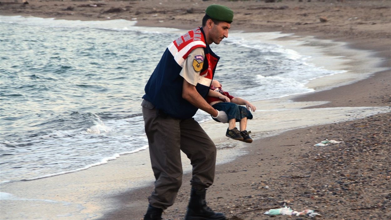 Dans la ville de Bodrum en Turquie, un policier tient dans ses bras un jeune migrant noyé qui tentait avec sa famille de se rendre sur l'île grecque de Kos.