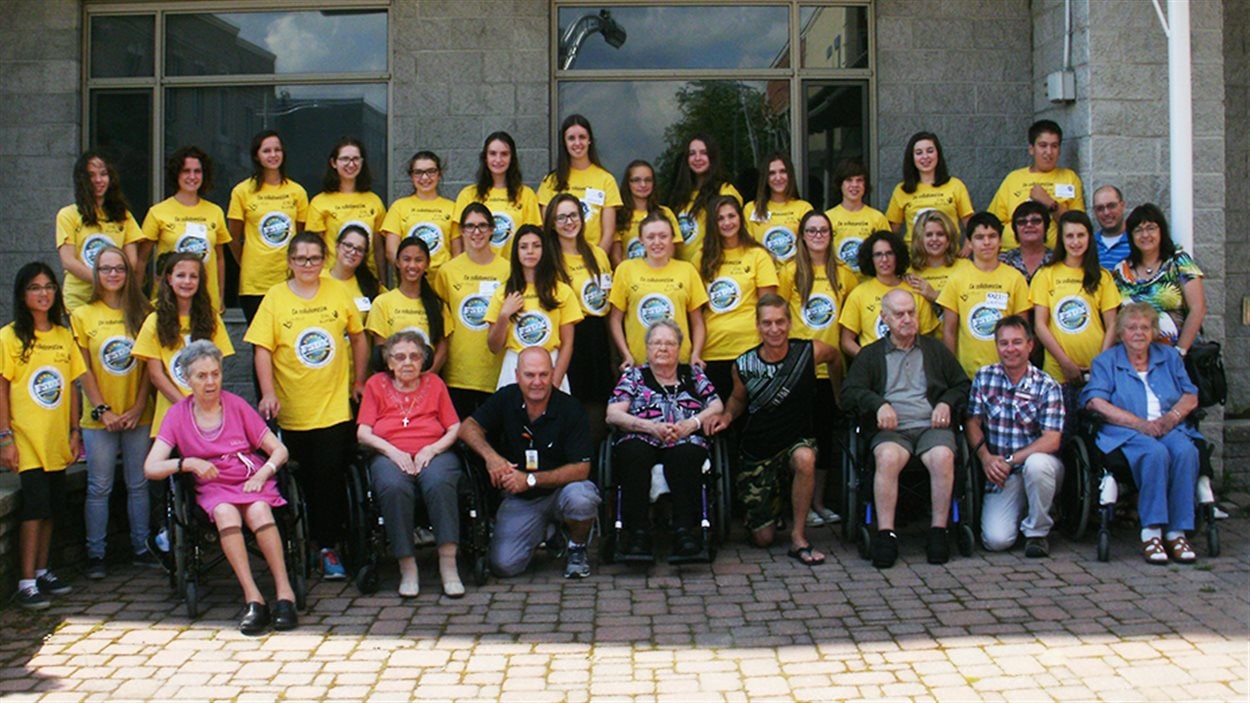 Des jeunes font du bénévolat auprès d'aînés par le biais du projet Sunny Action