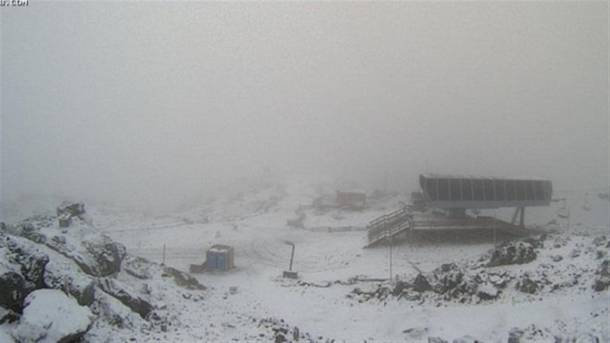 De la neige est tombée mercredi après-midi au sommet de la montagne Whistler en Colombie-Britannique. 
