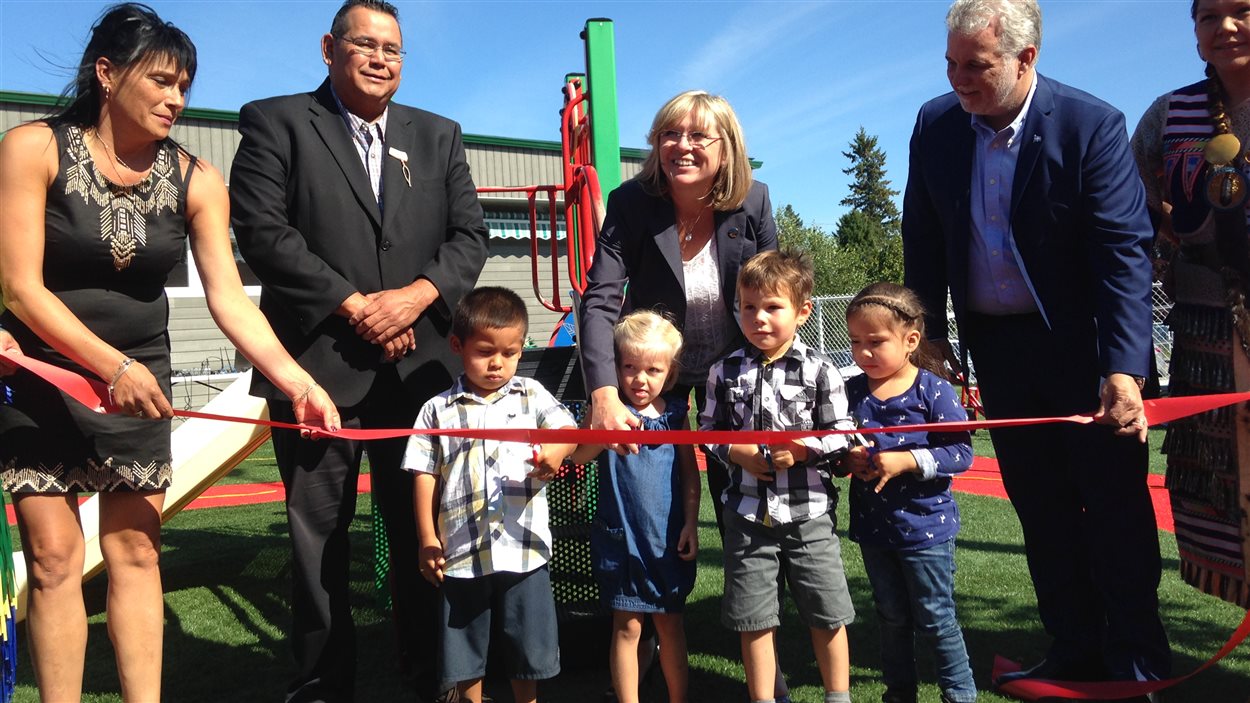 Le premier ministre Philippe Couillard inaugure un centre de la petite enfance à Mashteuiatsh