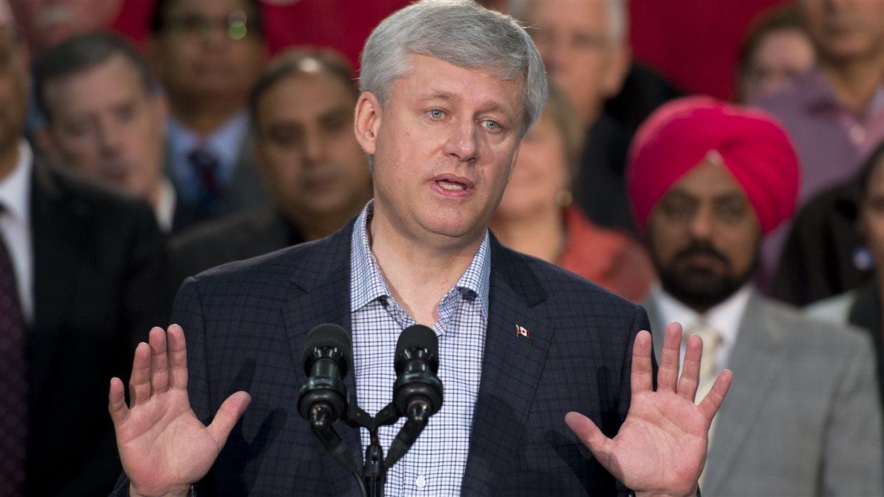 Stephen Harper a répondu aux questions sur la crise des migrants à Surrey, en Colombie-Britannique.