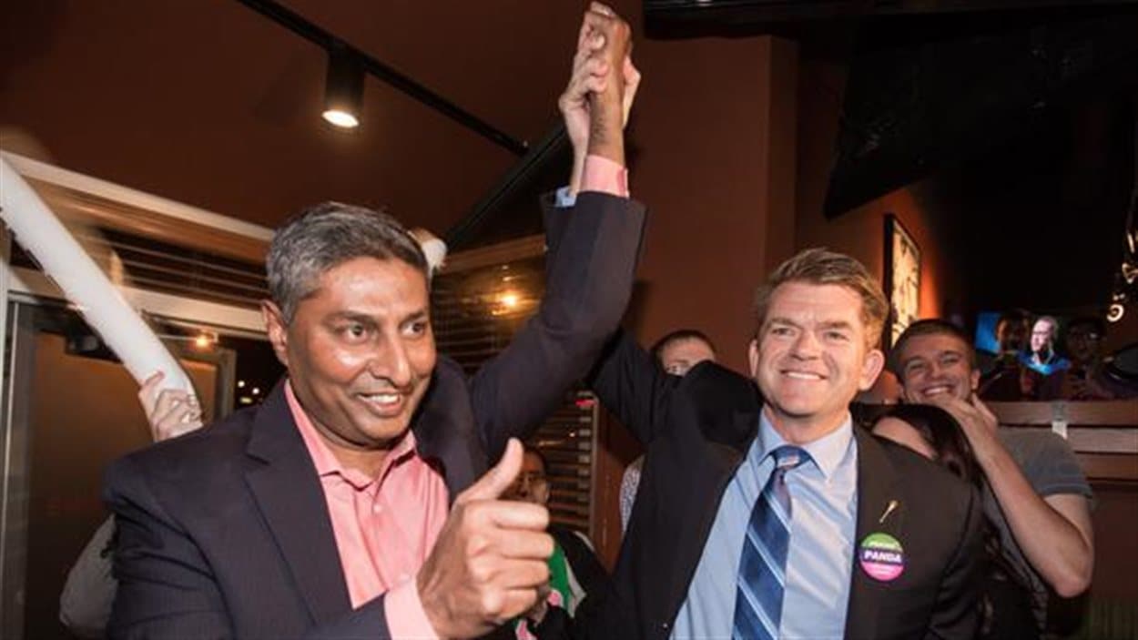Le député Prasad Panda (gauche) en compagnie du chef du Wildrose Brian Jean (droite)