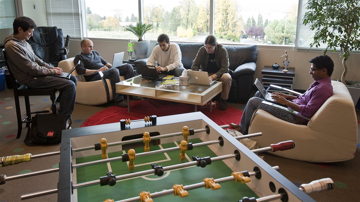 Des ingénieurs de Google au travail à Kirkland, près de Washington, le 28 octobre 2009. Les quelque 350 employés ont notamment accès au travail à un mur d'escalade et à un gymnase.