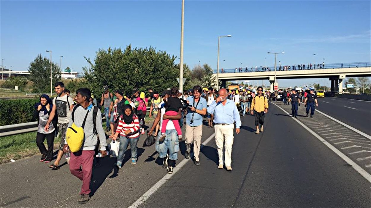 En quatre heures, les migrants ont parcouru 15 kilomètres à pied sous un soleil chaud. Des migrants, bloqués à la gare de Budapest, ont décidé de marcher vers l'Autriche.