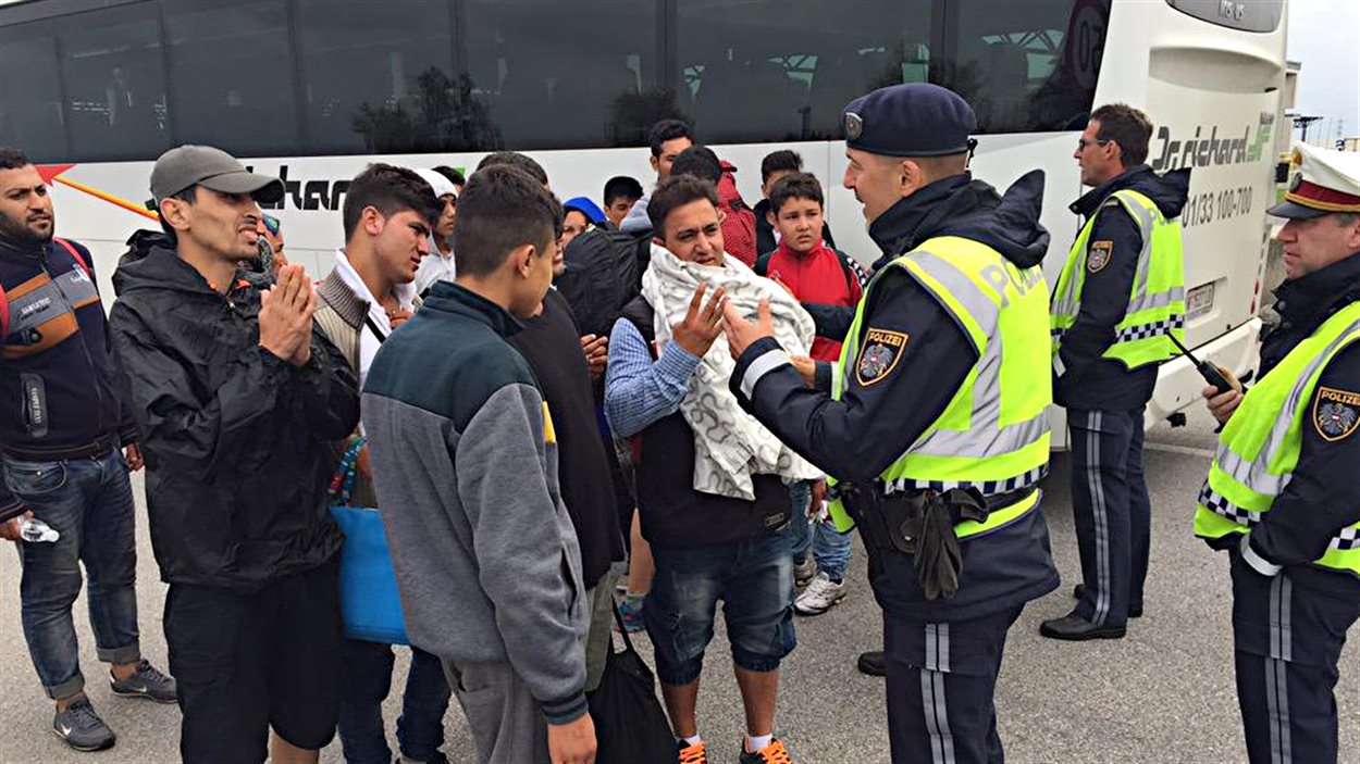 « Familles d'abord », dit un policier autrichien aux migrants pour expliquer l'ordre de priorité.