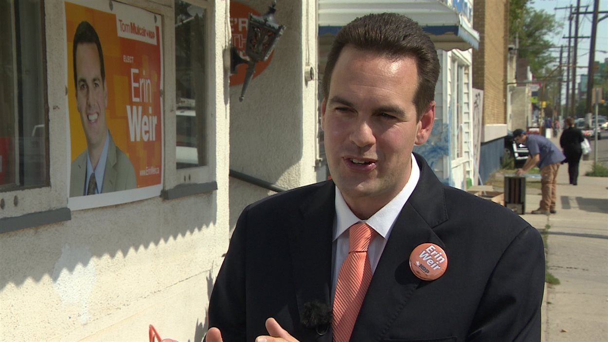 Le candidat de Regina-Lewvan, Erin Weir, porte le même nom qu'une candidate de l'Alberta.