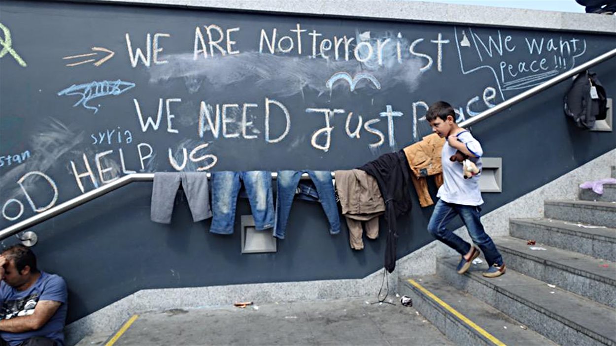 « Nous ne sommes pas des terroristes », peut-on lire sur un mur à Budapest.