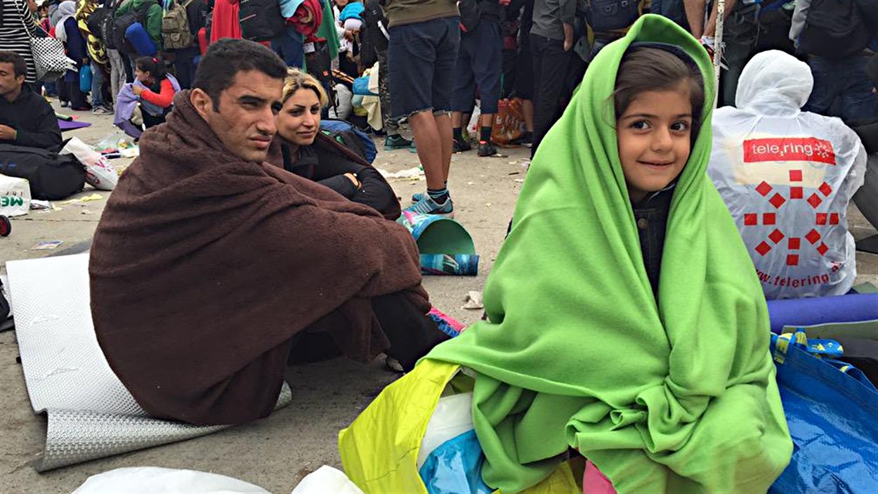 Des centaines de migrants, comme cette famille iranienne, sont à la frontière autrichienne.