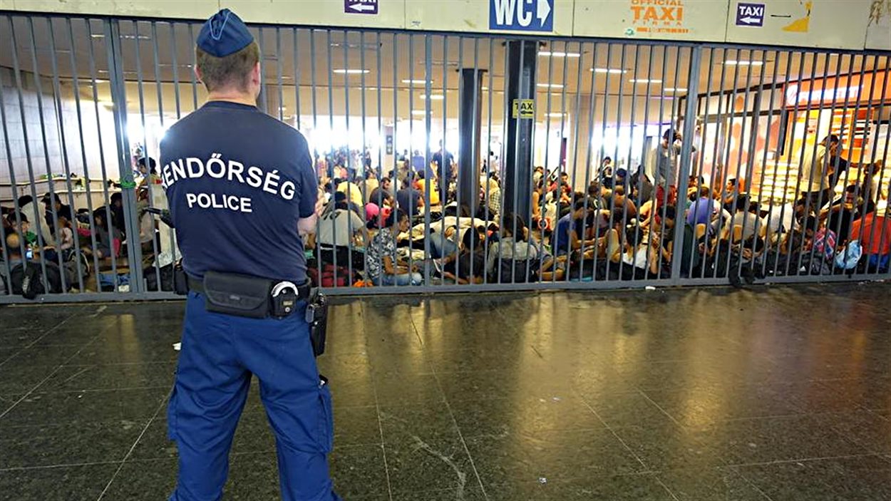 Des milliers de migrants sont bloqués à la gare de Budapest.