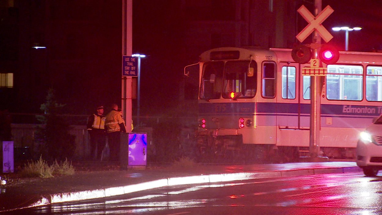 Un homme est mort après une collision avec un train léger à Edmonton dimanche soir.
