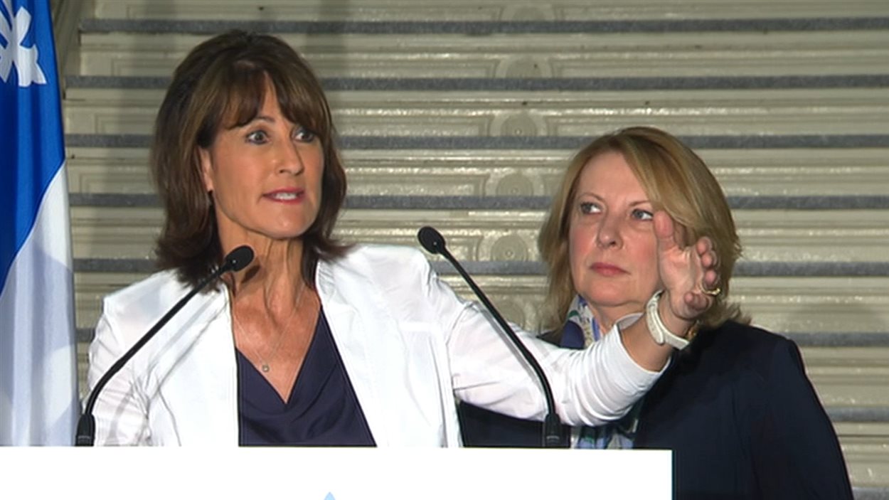 La ministre de l'Immigration, Kathleen Weil, et sa collègue des Relations internationales, Christine St-Pierre, ont annoncé les intentions du Québec d'accueillir 3650 migrants syriens.