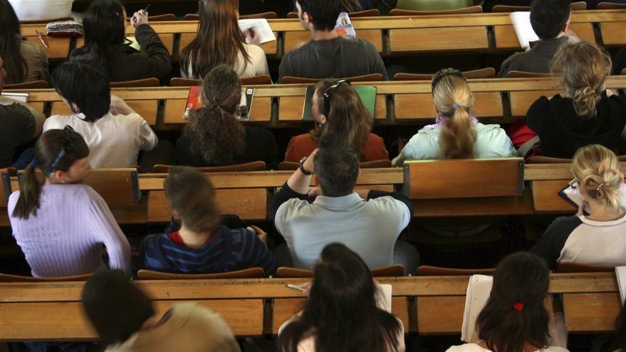 Des étudiants en amphithéâtre à l'université