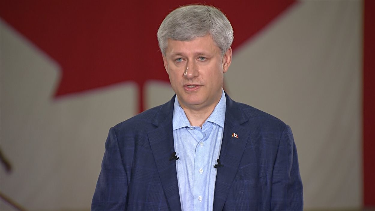 Stephen Harper en point de presse à Scarborough.