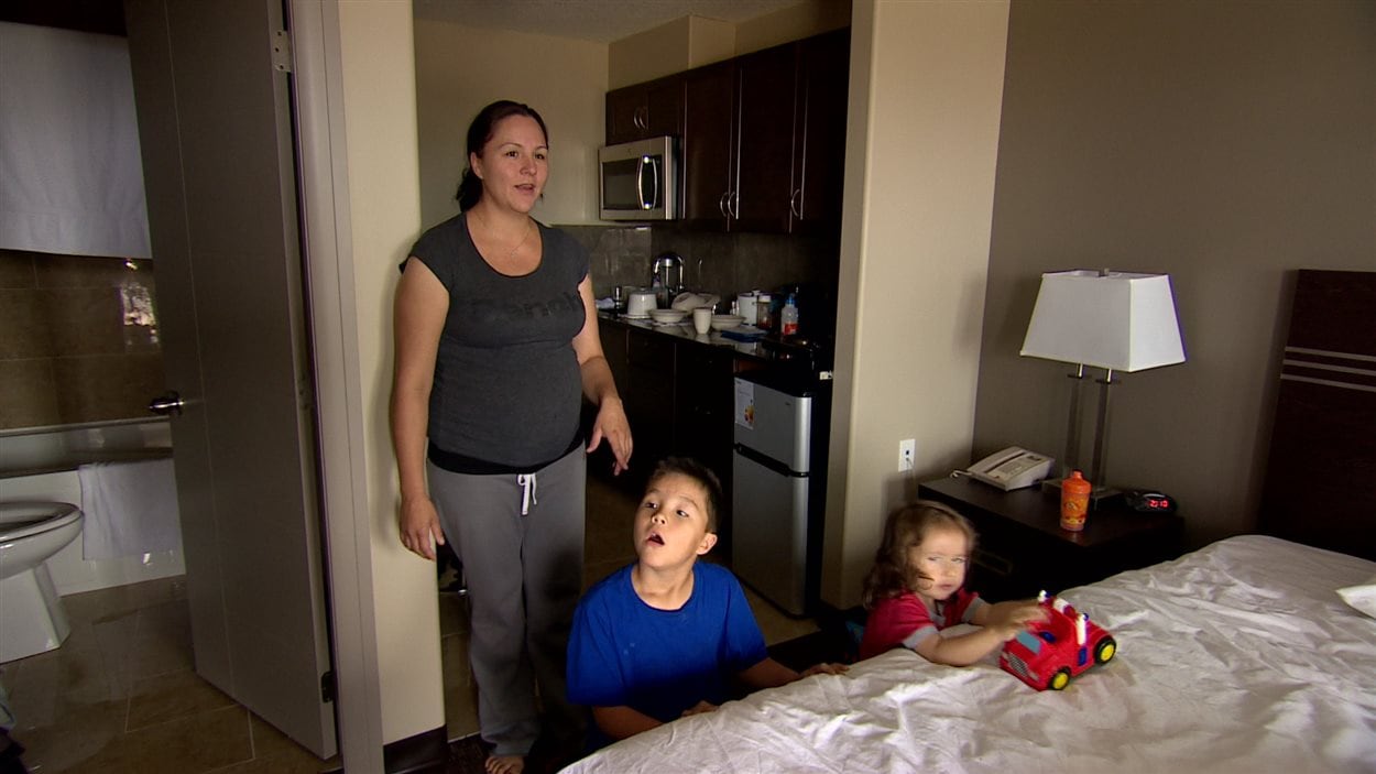 Crystal Tremblay et ses deux fils doivent partager un seul lit dans une chambre de motel à Edmonton depuis trois mois.