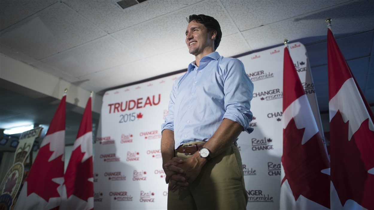 Justin Trudeau attendant de prendre la parole à Amherst, en Nouvelle-Écosse.