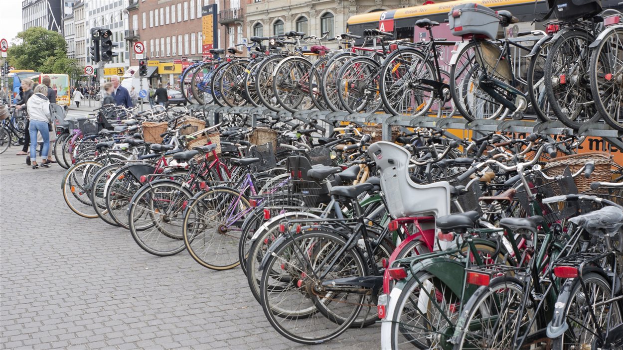 La ville de Copenhagen est désignée la première ville cycliste au monde. 40% des résidents s'y déplacent en vélo.