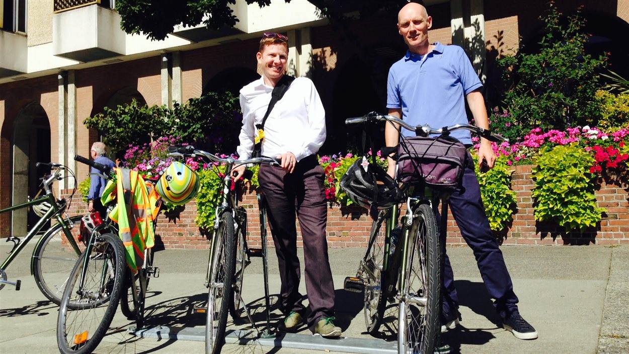 Brian Patterson, de la firme Urban Systems, avec Andreas Rohl, ex-directeur des programmes cyclistes à Copenhagen, conçoivent un réseau-vélo pour Victoria