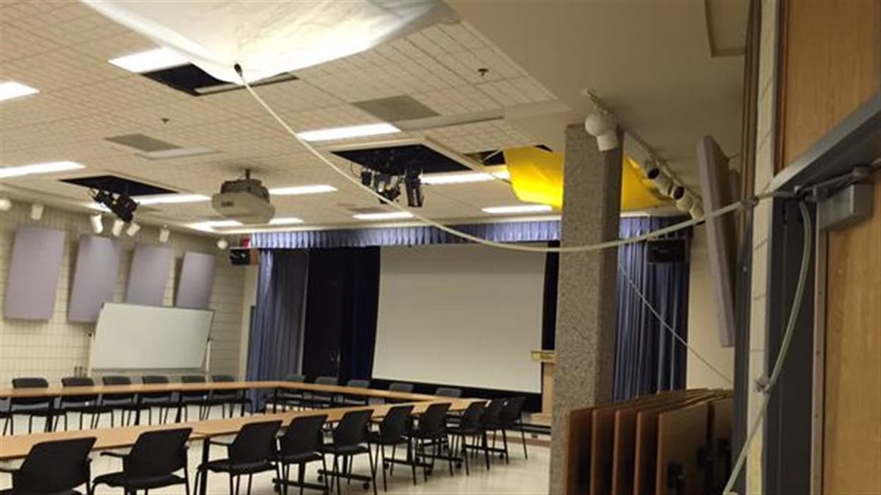 Un toit de l'édifice de la Cité universitaire francophone à l'Université de Regina coule.