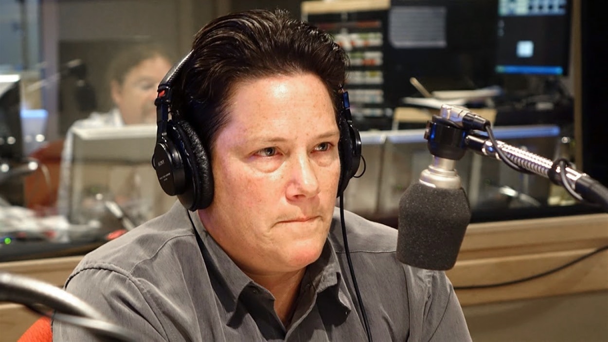 Stéphanie Trudeau, connue comme « matricule 728 », au micro d'Alain Gravel.