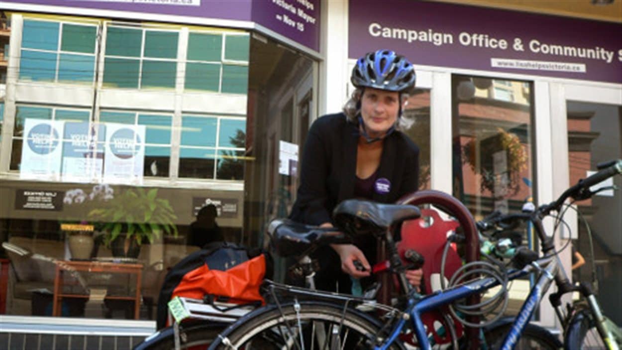 La mairesse de Victoria, Lisa Helps, fervente cycliste, a promis un réseau-vélo pour 2018.