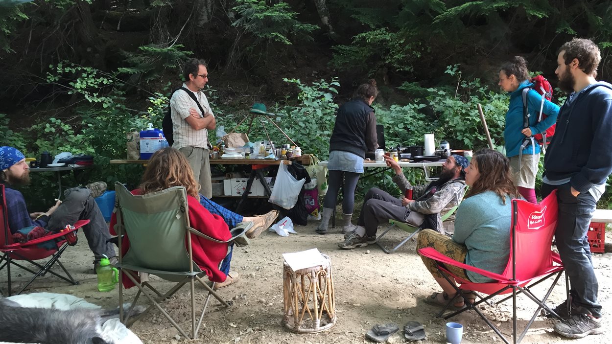Le campement pour bloquer l'accès aux véhicules des machineries lourdes aux forêts anciennes de Dakota Valley, en Colombie-Britannique