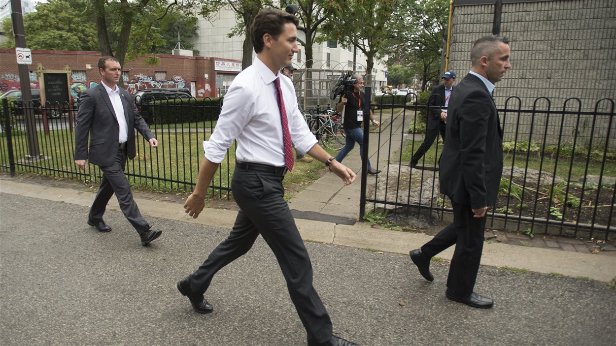 Justin Trudeau à son arrivée au centre communautaire d'Alexandra Park, à Toronto.