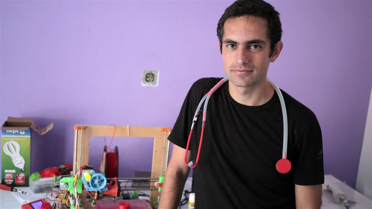 Le docteur Tarel Loubani avec son stéthoscope à bas prix autour de son cou à Gaza.