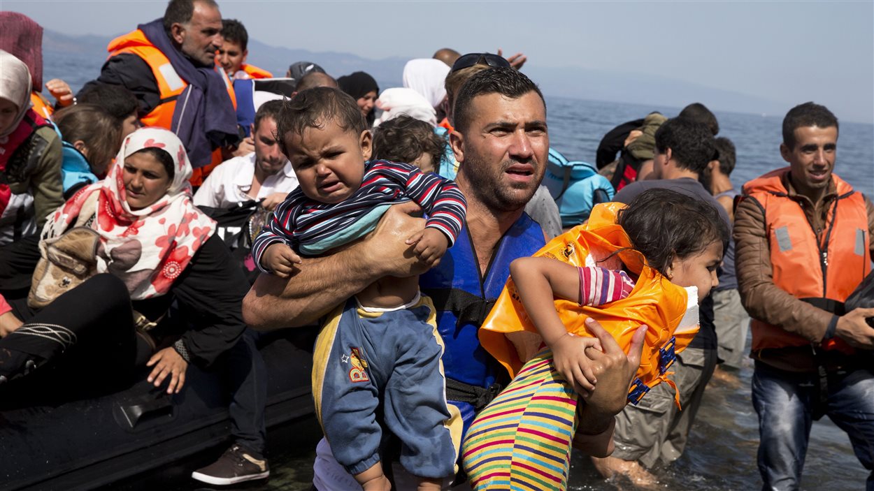 Des réfugiés syriens arrivent à l'île Lesbos, en Grèce.