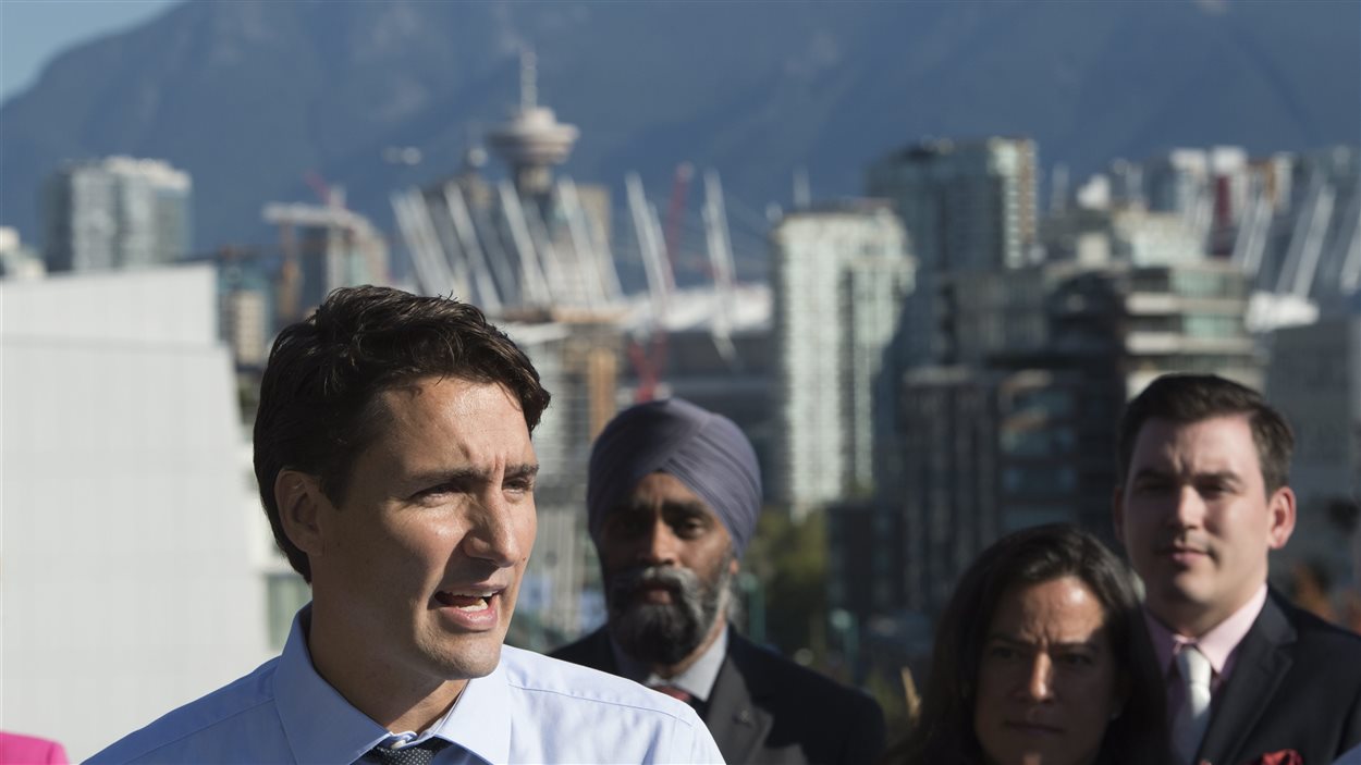 Justin Trudeau était en compagnie de candidats de la région de Vancouver.