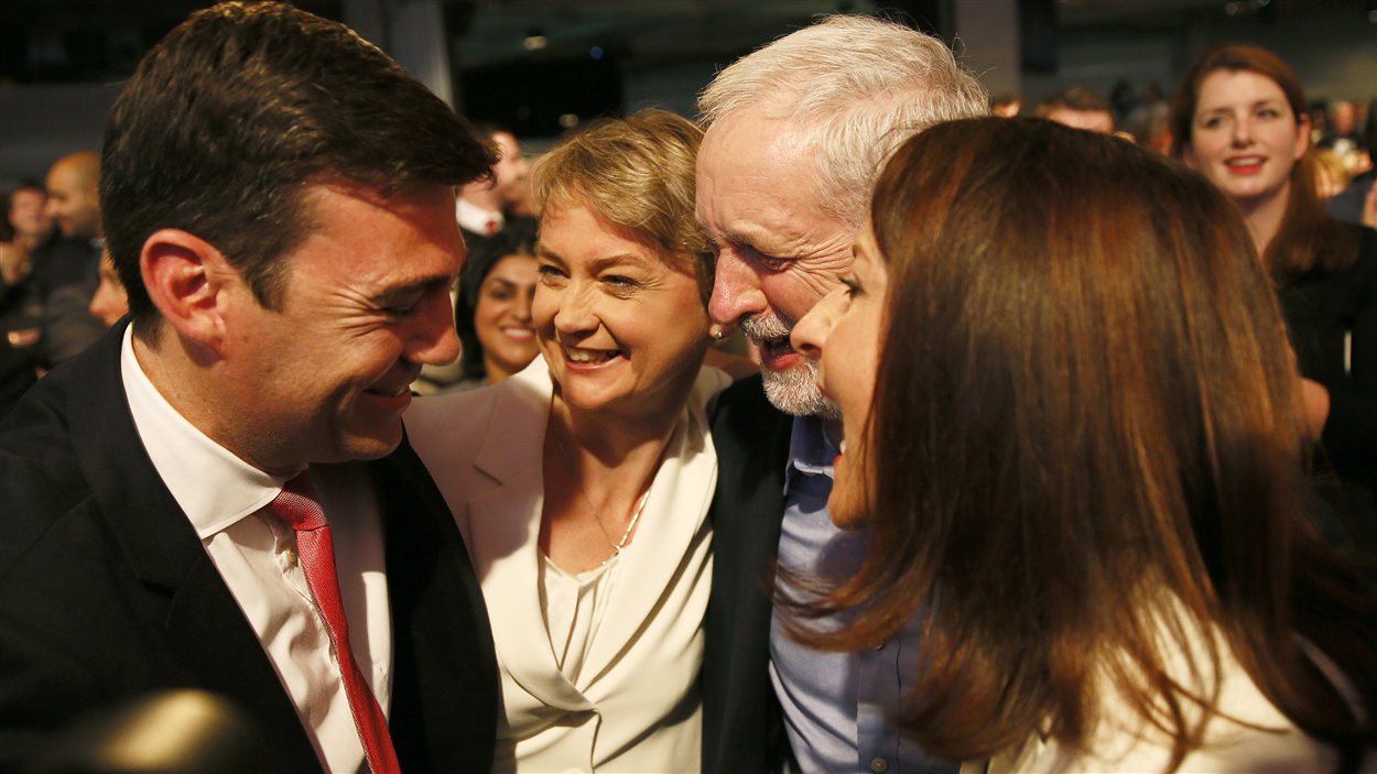 Les candidats à la course à la chefferie du Parti travailliste britannique félicitent le nouveau chef du parti, Jeremy Corbyn.