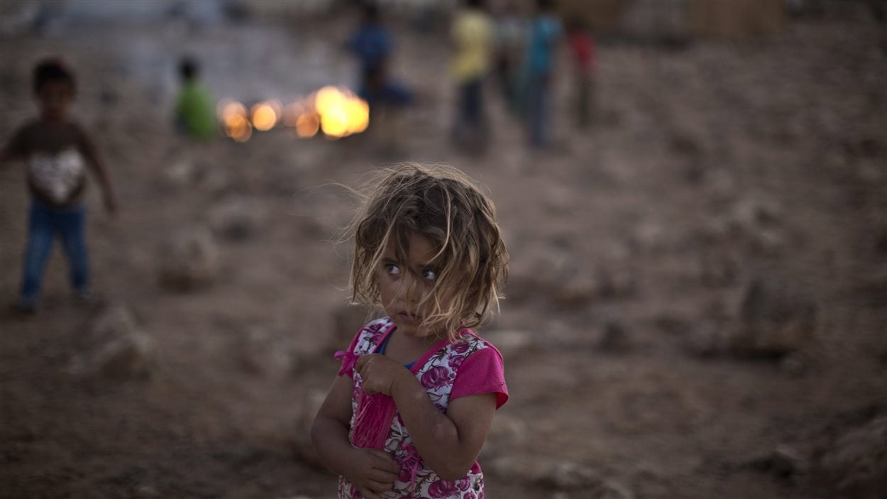Shahd Qadura, une petite réfugiée syrienne dans un camp de fortune près de la frontière avec la Jordanie.