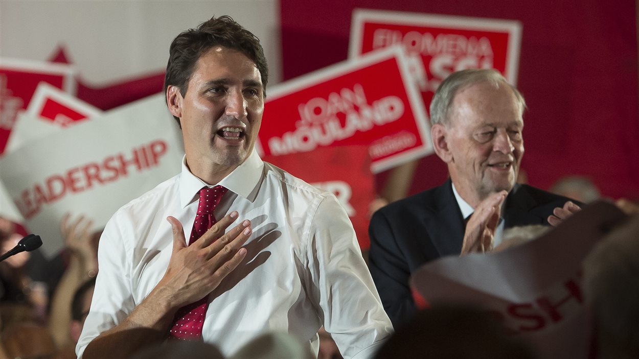 Justin Trudeau accompagné de Jean Chrétien, lors d'un rassemblement à Hamilton.
