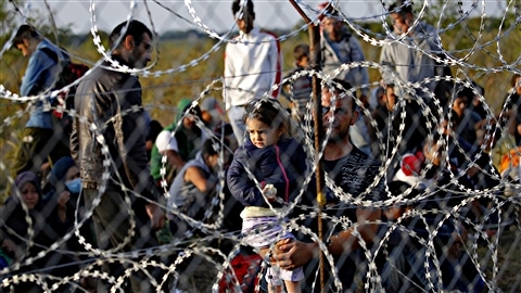 Des migrants coincés du côte serbe de la frontière