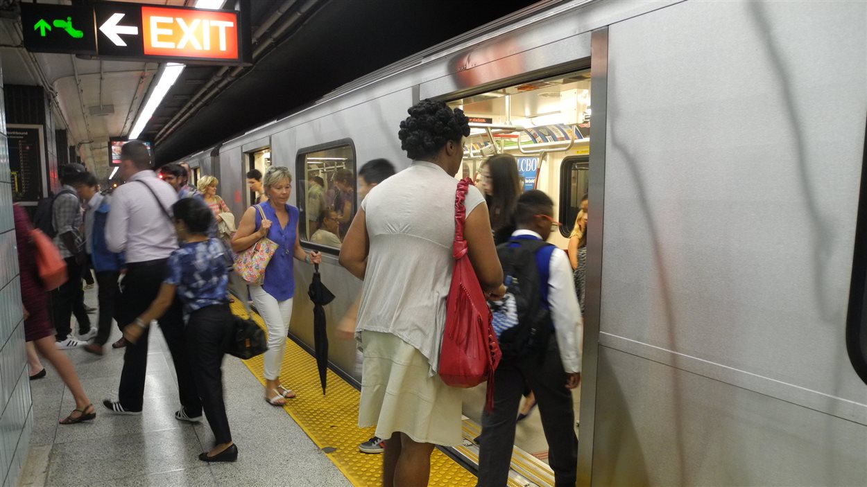 Des usagers du métro de Toronto